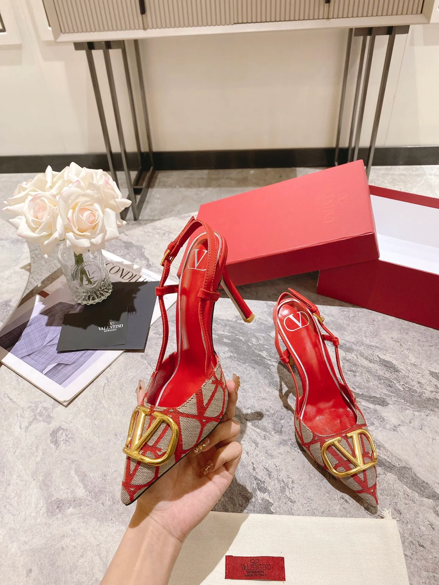 👟👟Ex-factory price 440👟👟 Genuine leather sole +40 Top version 𝑉𝐴𝐿𝐸𝑁𝑇𝐼𝑁𝑂 Valentino 2023 spring and summer new women's 5⃣️color empty back sandals The unique [V logo fabric printing pattern] brings out a full sense of high-end, and the new season will live up to expectations! Worth buying★Absolutely high-grade❥Original method, Absolutely sensual❥Elegant style, creating a different feeling, simple and elegant style!  Code number: 35-41 (34-42 customized) Fabric: Fabric printed cloth Lining: Sheepskin lining Heel height: 3 options 5cm-8cm-10cm Leather outsole Rubber outsole